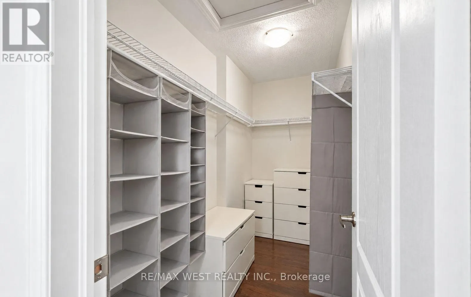 22 - 636 EVANS AVENUE