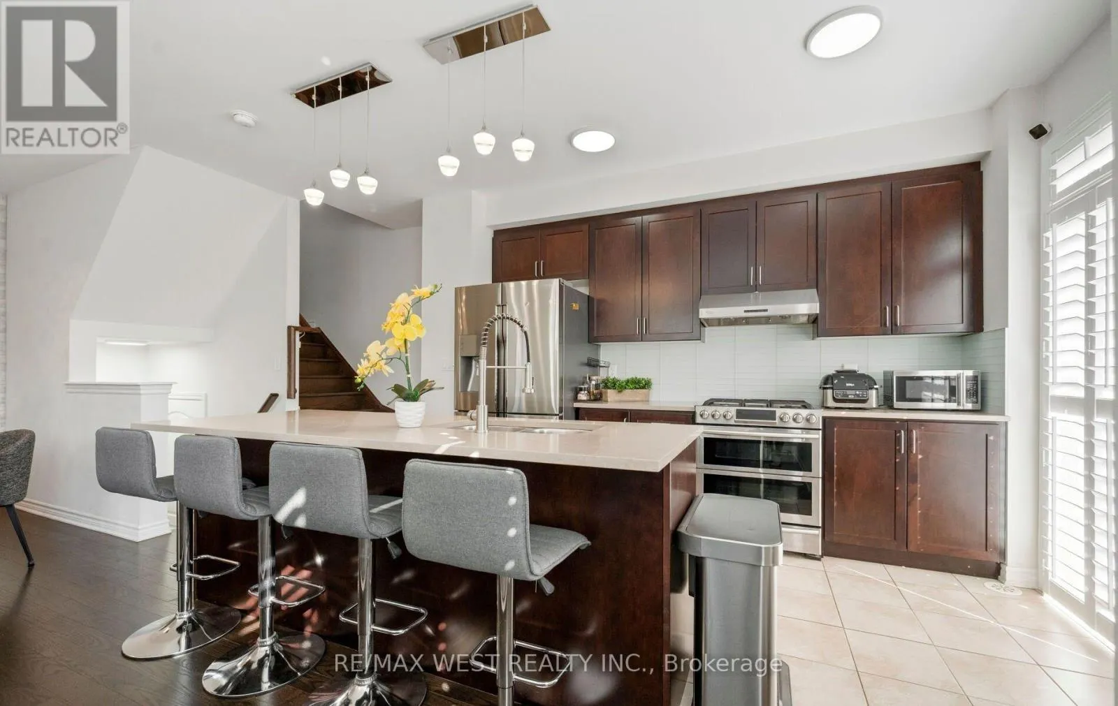 22 - 636 EVANS AVENUE
