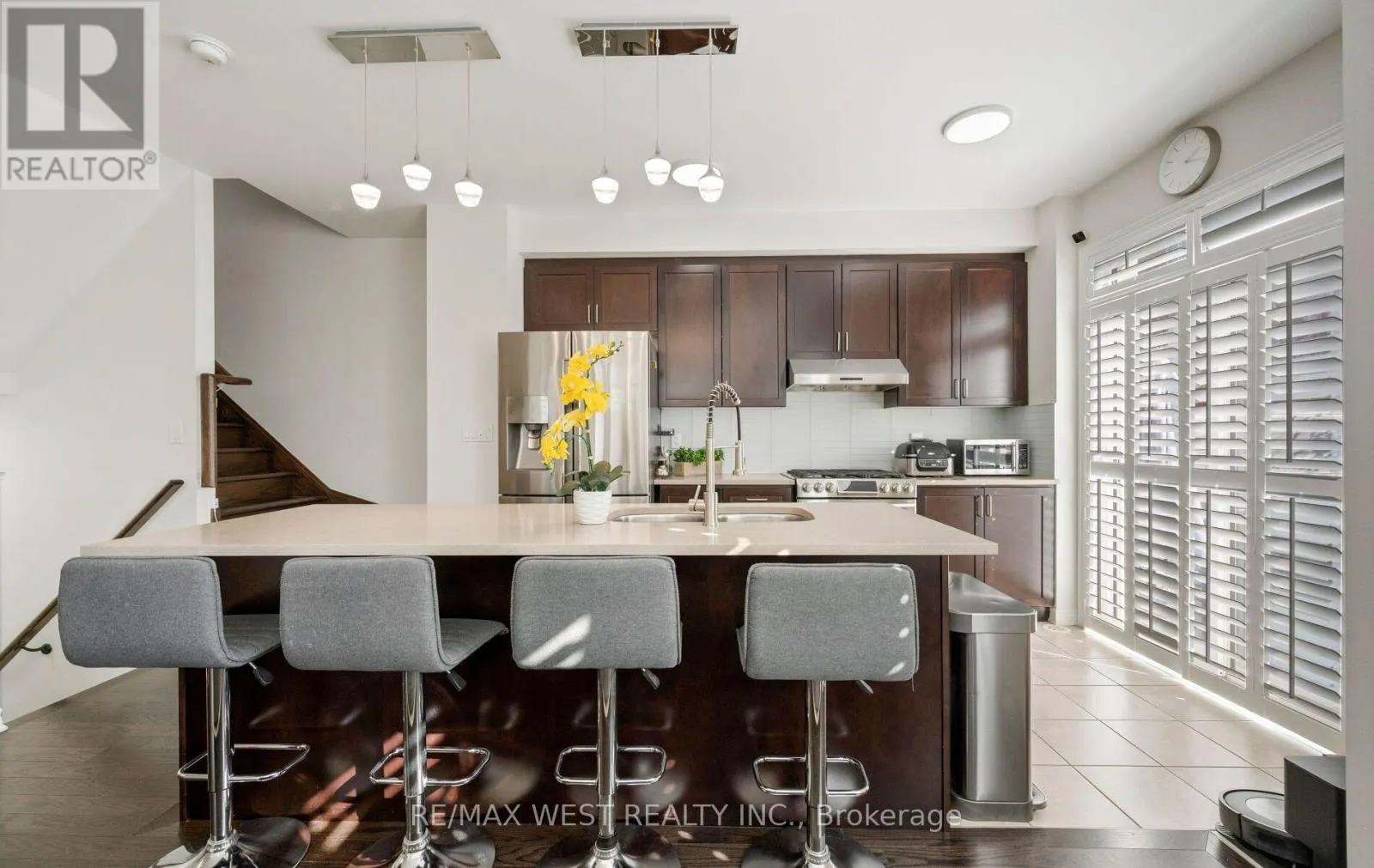 22 - 636 EVANS AVENUE