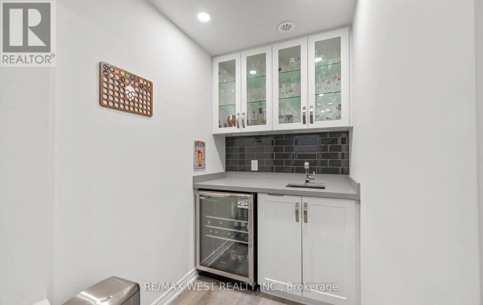 22 - 636 EVANS AVENUE