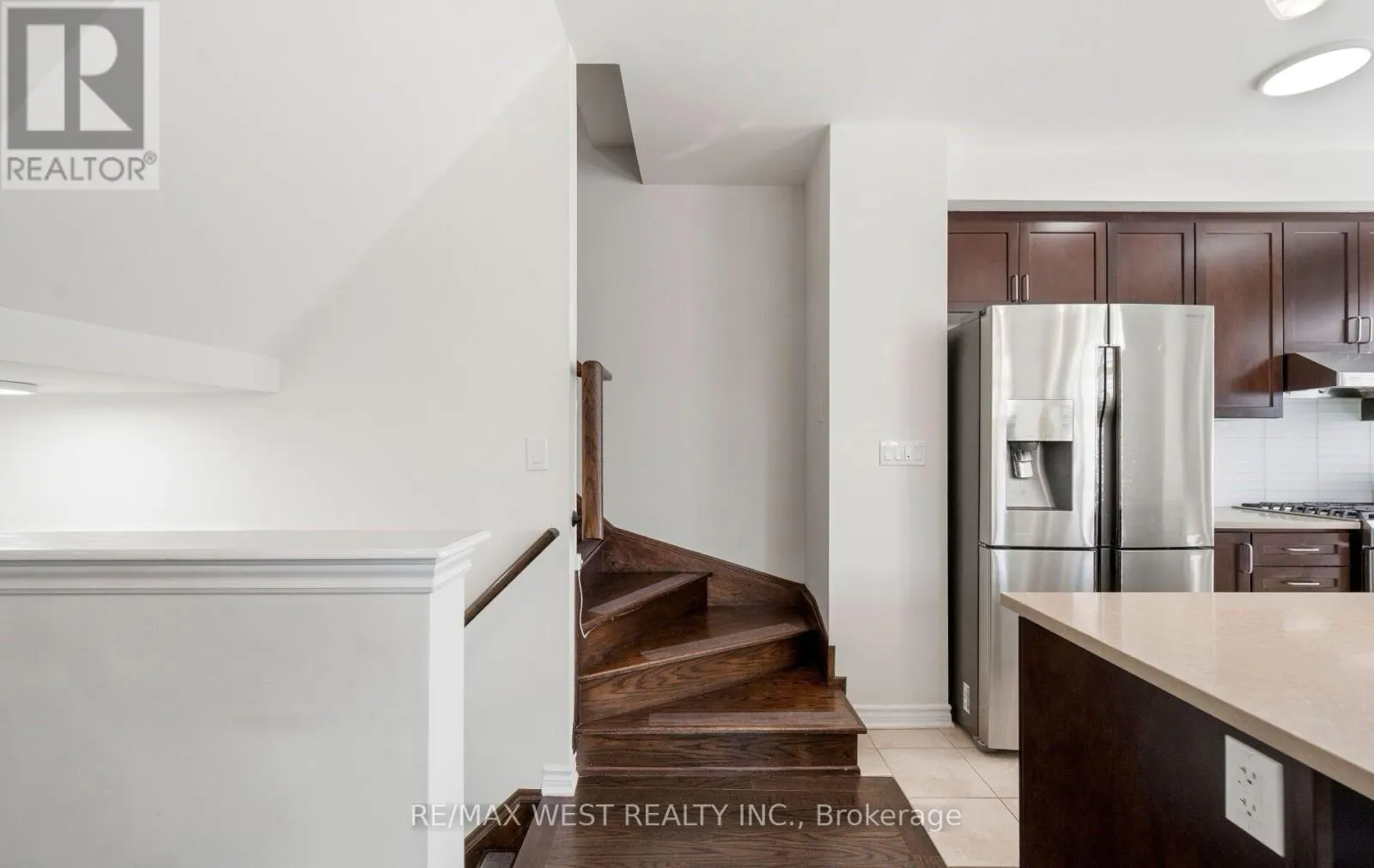 22 - 636 EVANS AVENUE