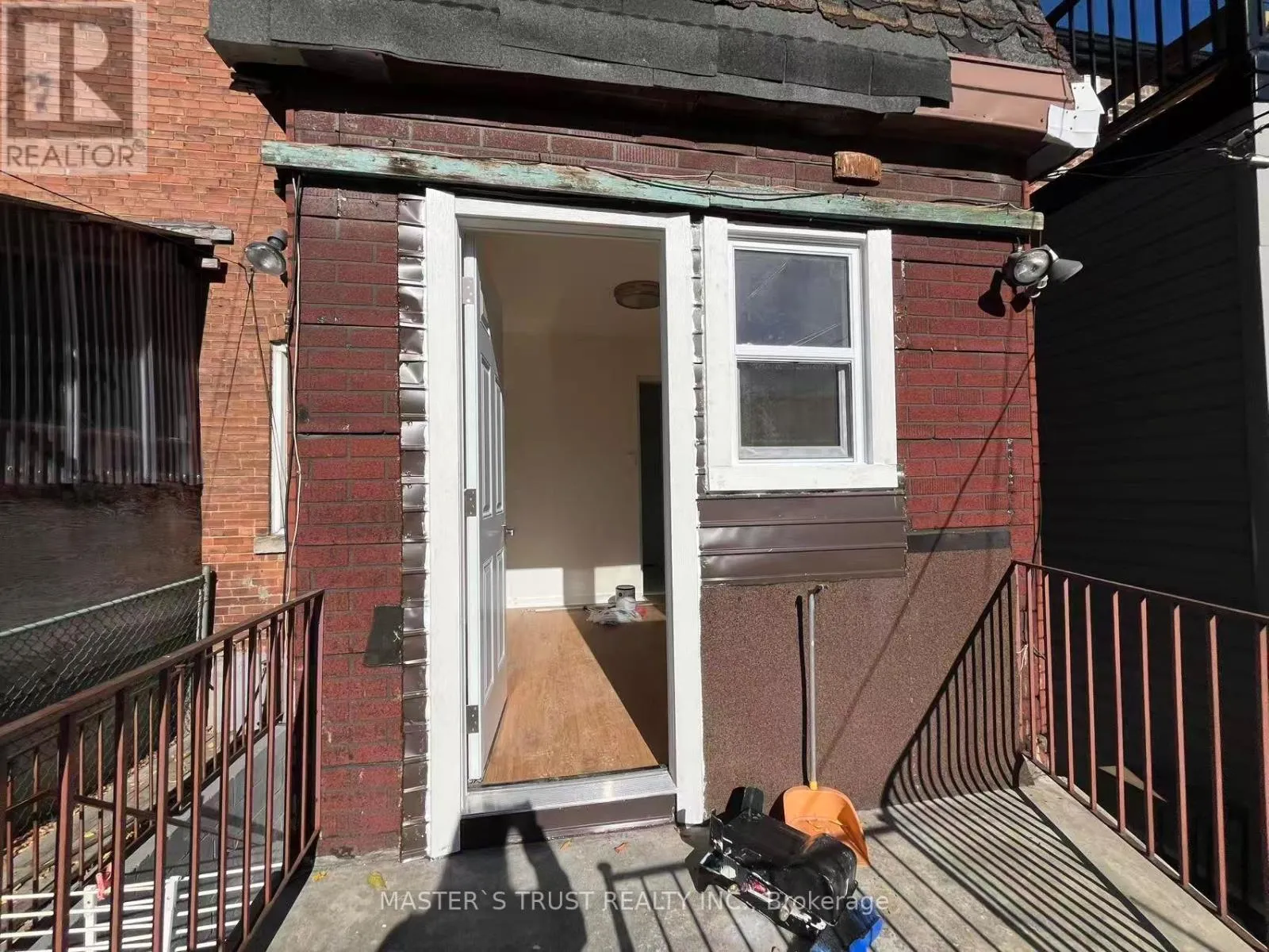 841 DUPONT STREET