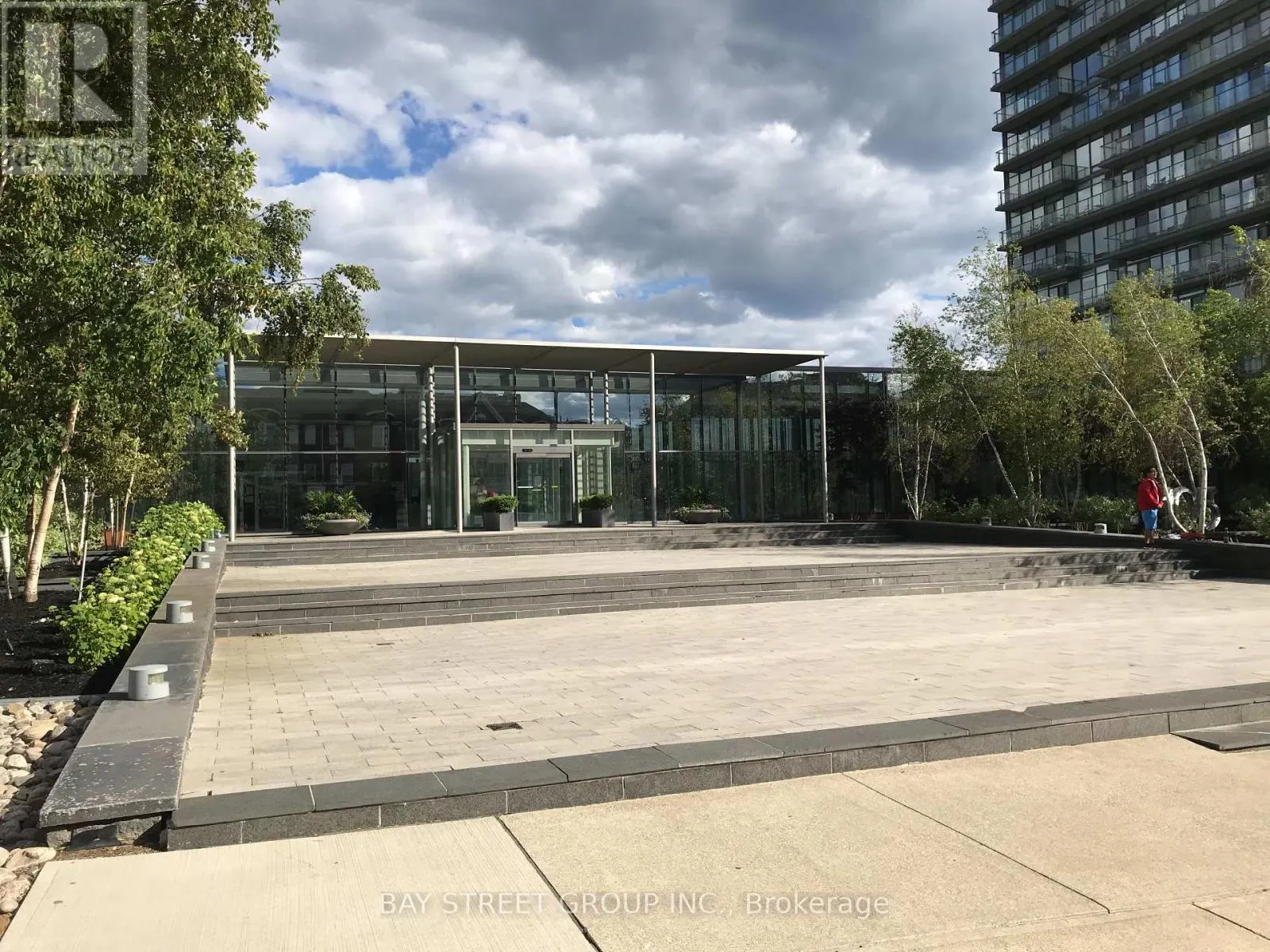 611 - 103 THE QUEENSWAY