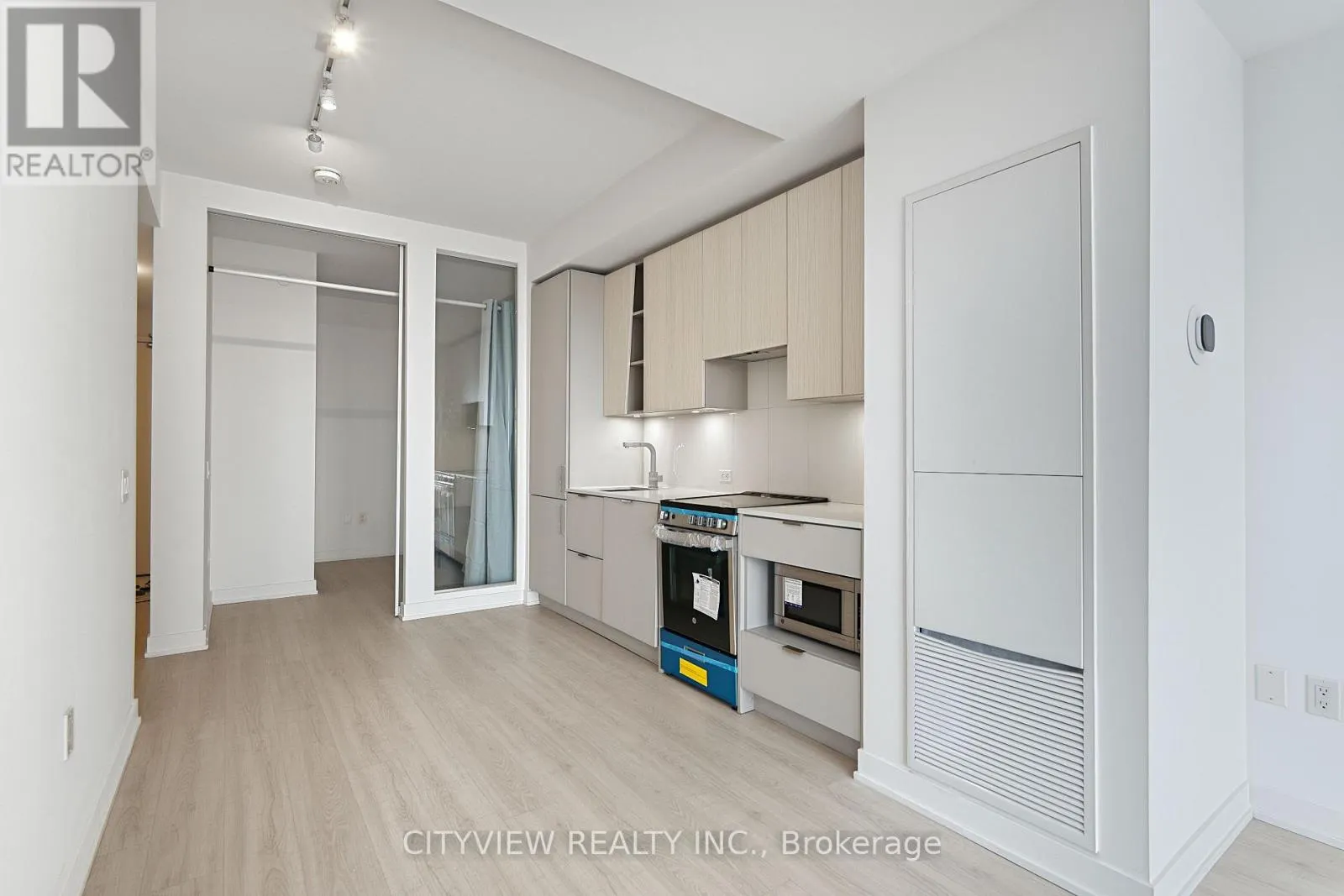 212 - 3883 QUARTZ ROAD