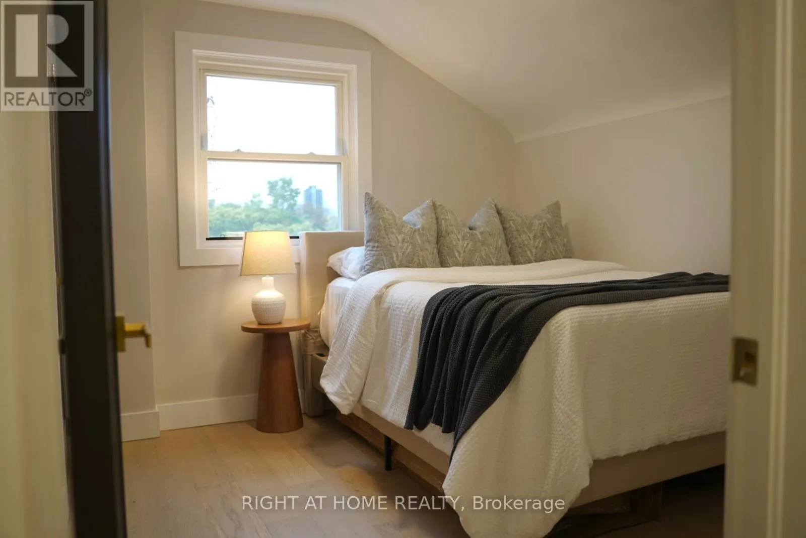 9 CRESTVIEW AVENUE