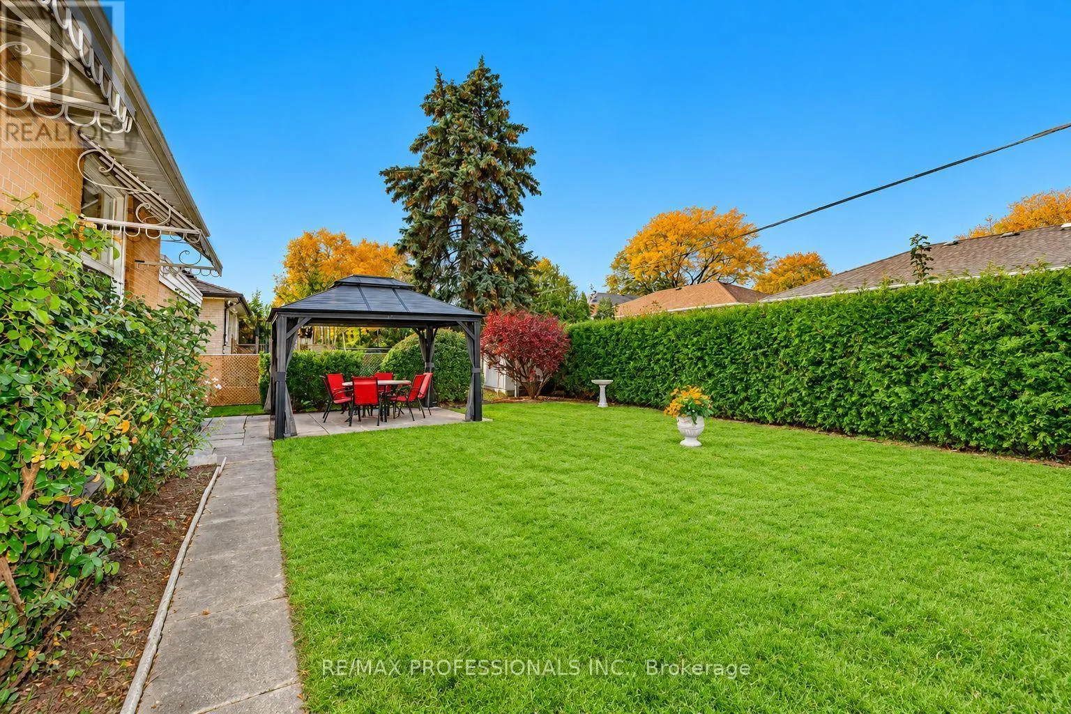 28 CRENDON DRIVE