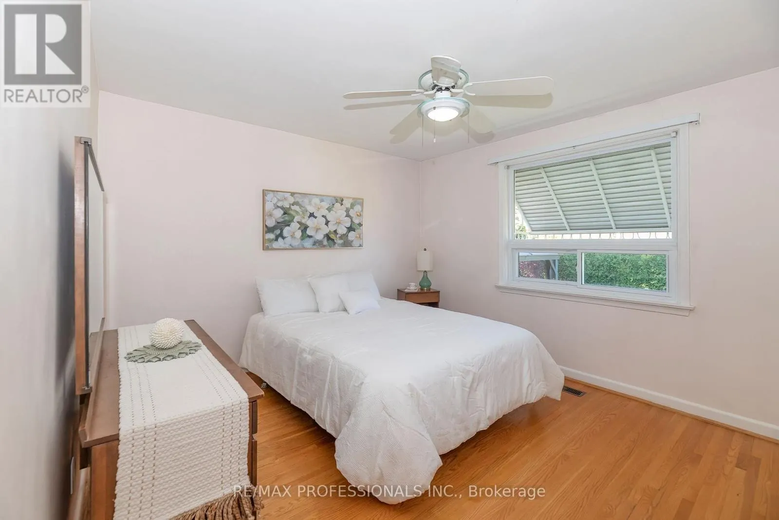 28 CRENDON DRIVE