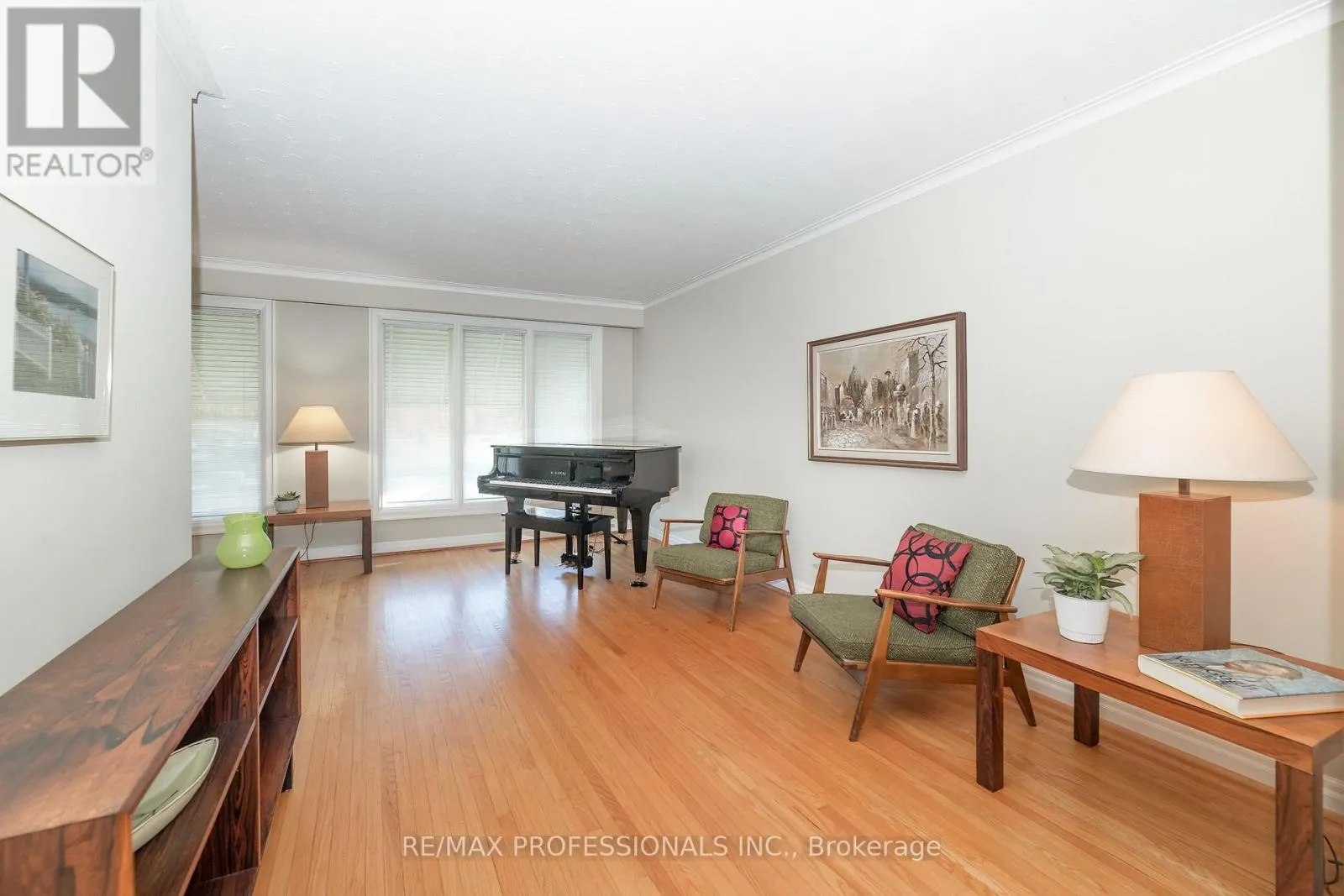 28 CRENDON DRIVE