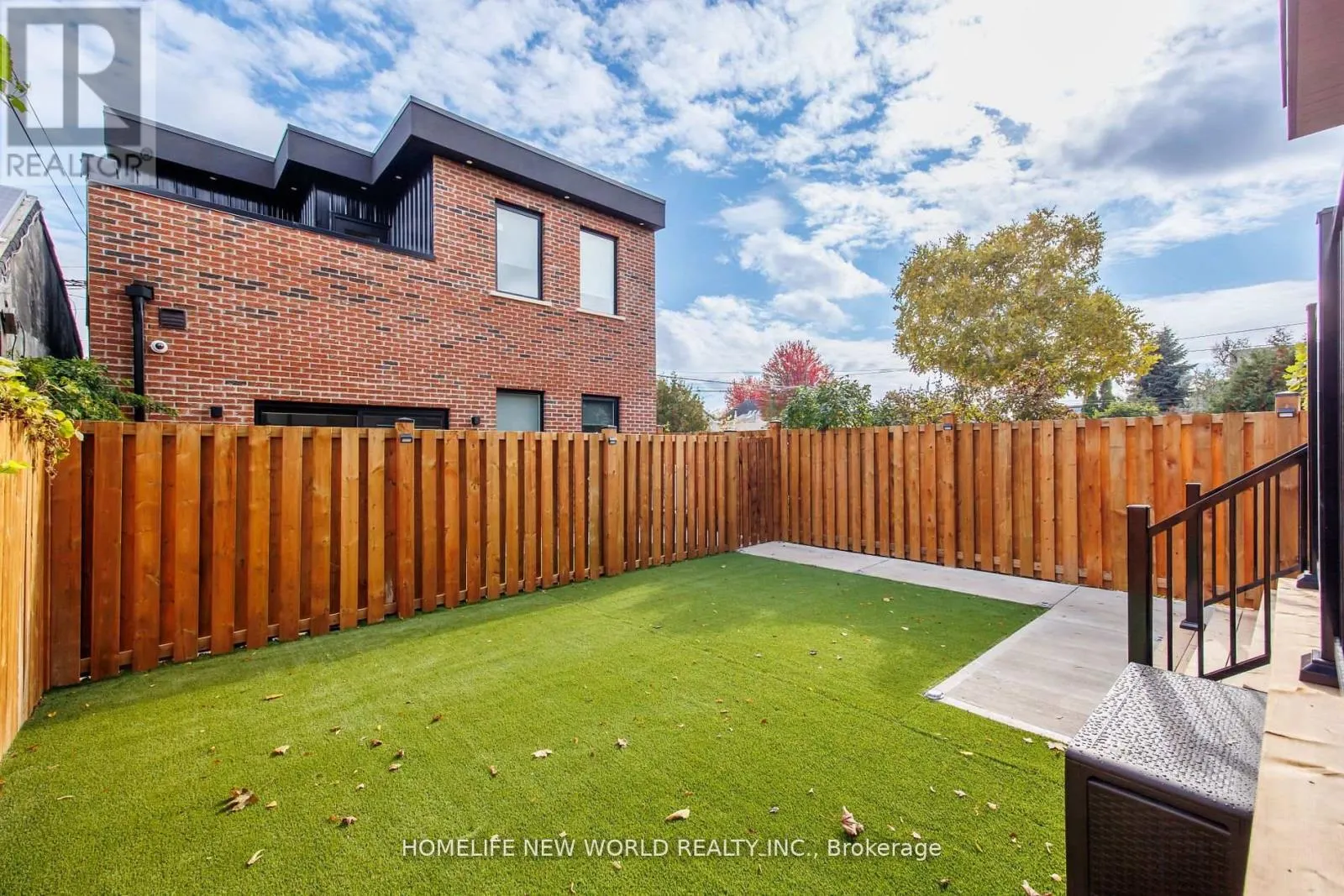 LANEWAY - 43 BATAVIA AVENUE