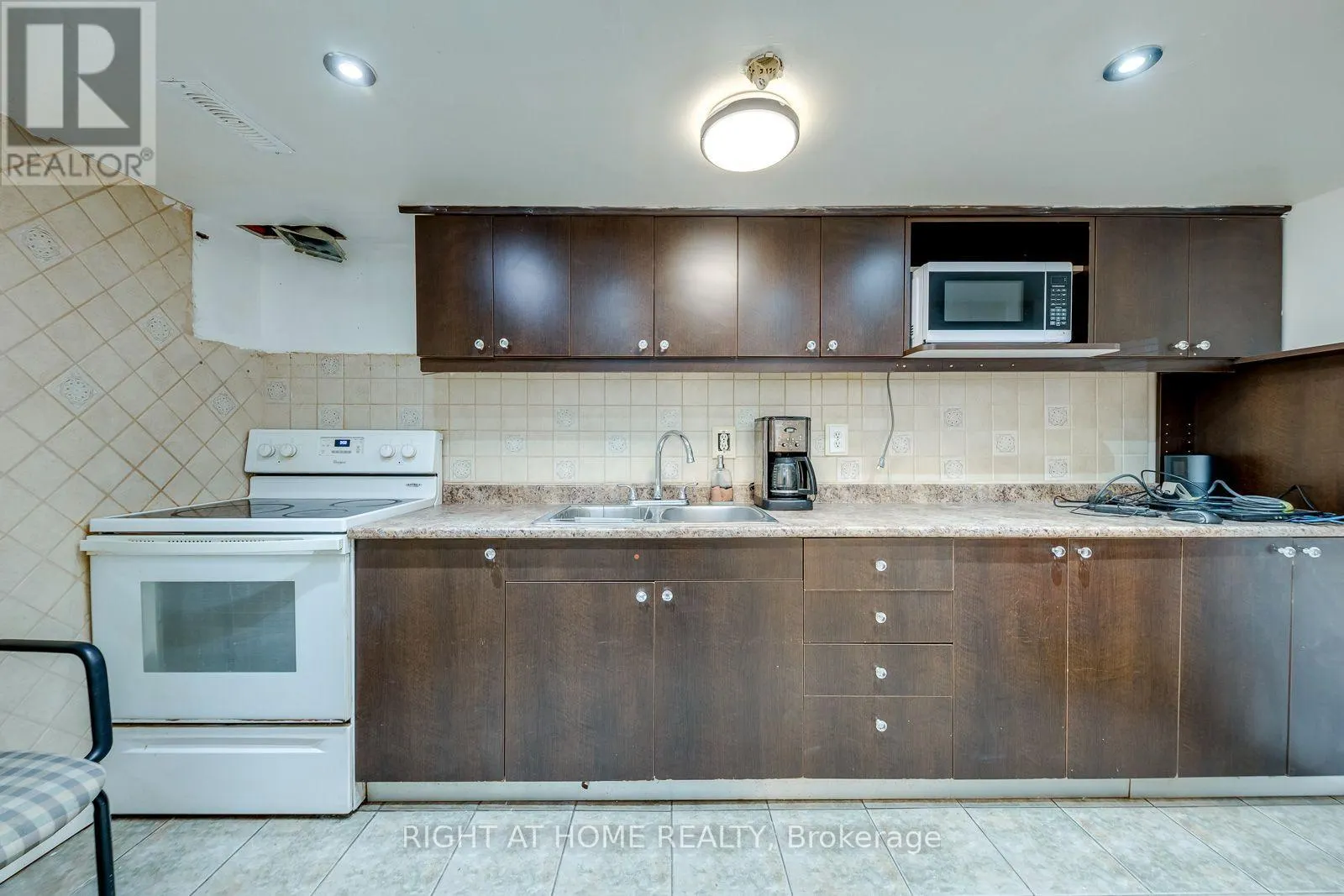 1319 FREEPORT DRIVE
