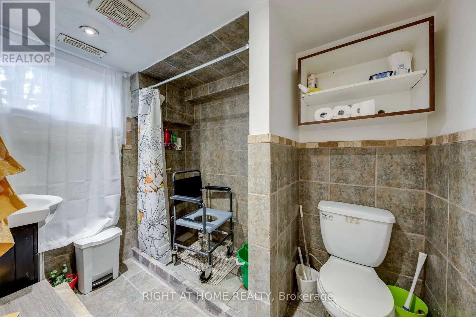1319 FREEPORT DRIVE
