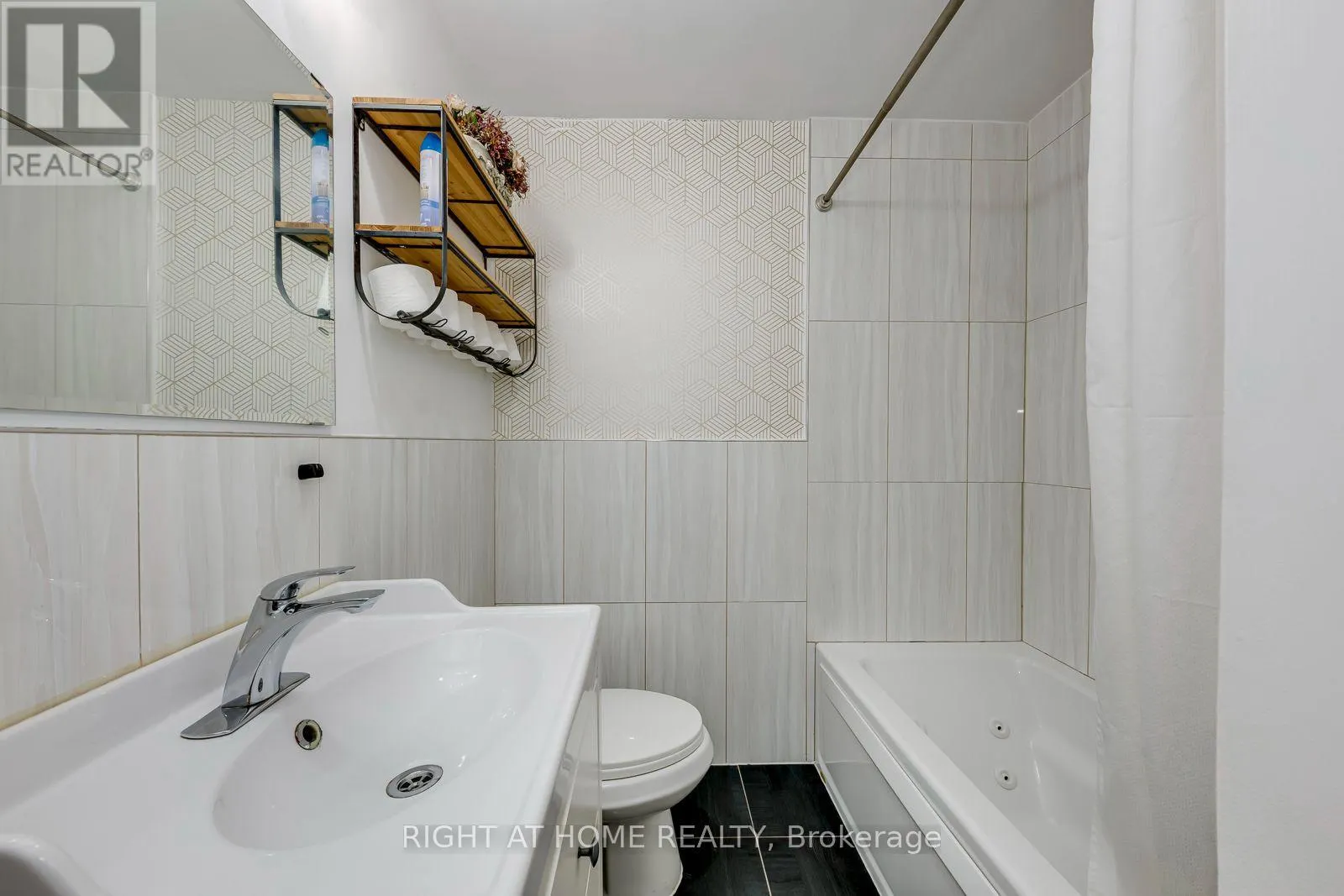 1319 FREEPORT DRIVE