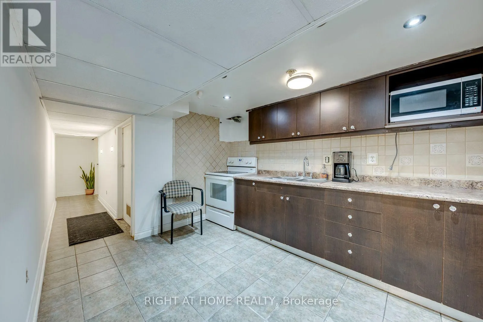 1319 FREEPORT DRIVE