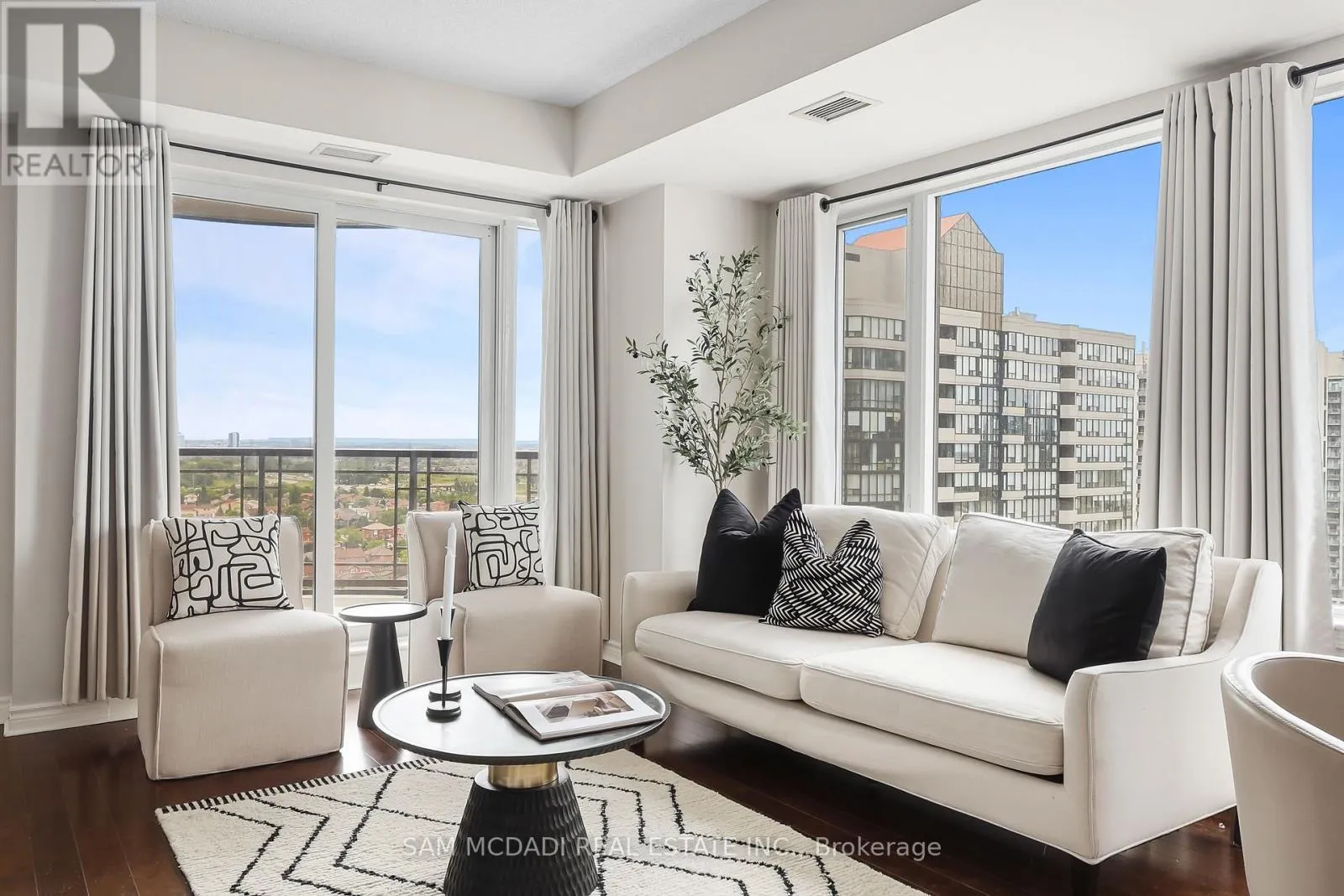 1611 - 385 PRINCE OF WALES DRIVE