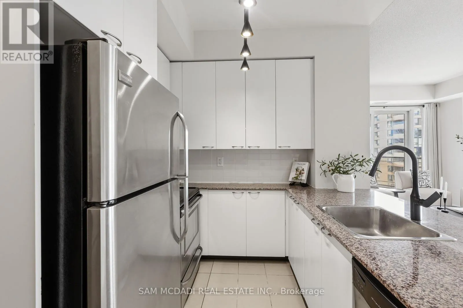 1611 - 385 PRINCE OF WALES DRIVE