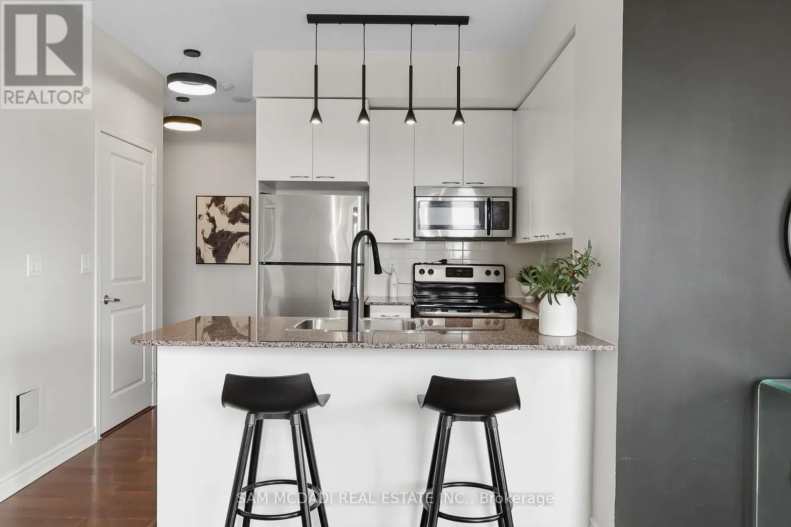 1611 - 385 PRINCE OF WALES DRIVE