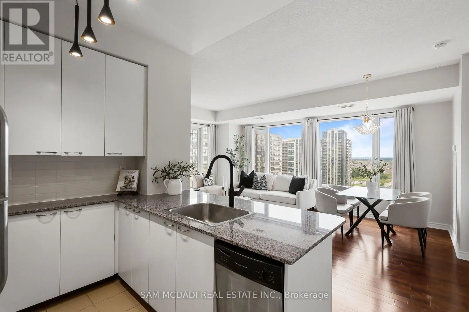 1611 - 385 PRINCE OF WALES DRIVE
