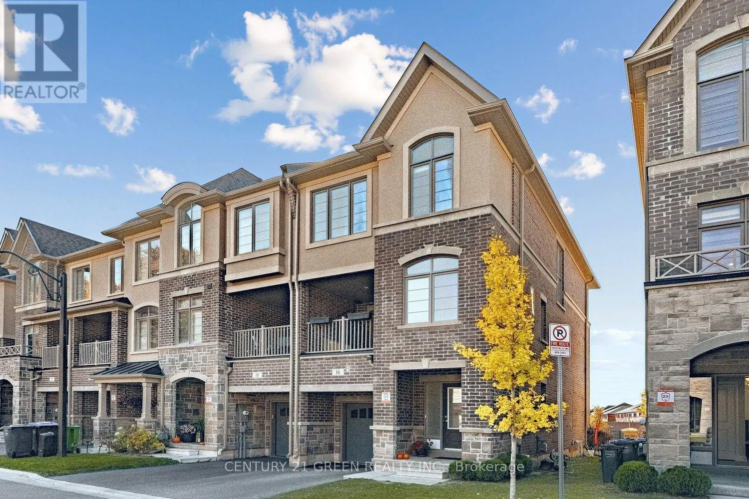 16 SUMMERBEAM WAY