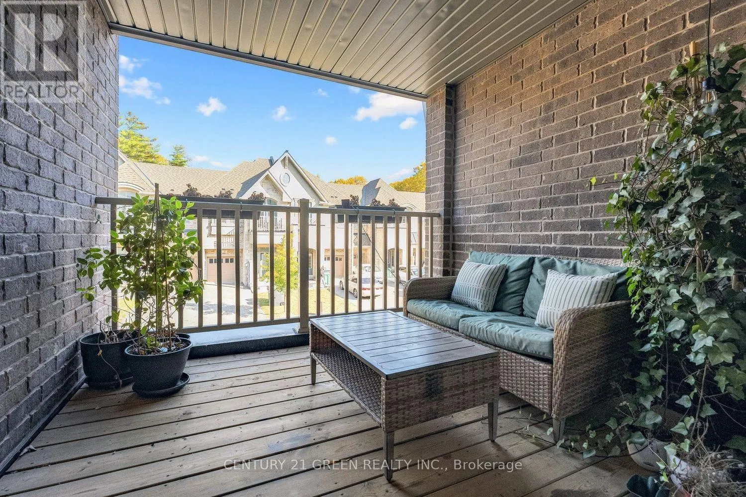 16 SUMMERBEAM WAY