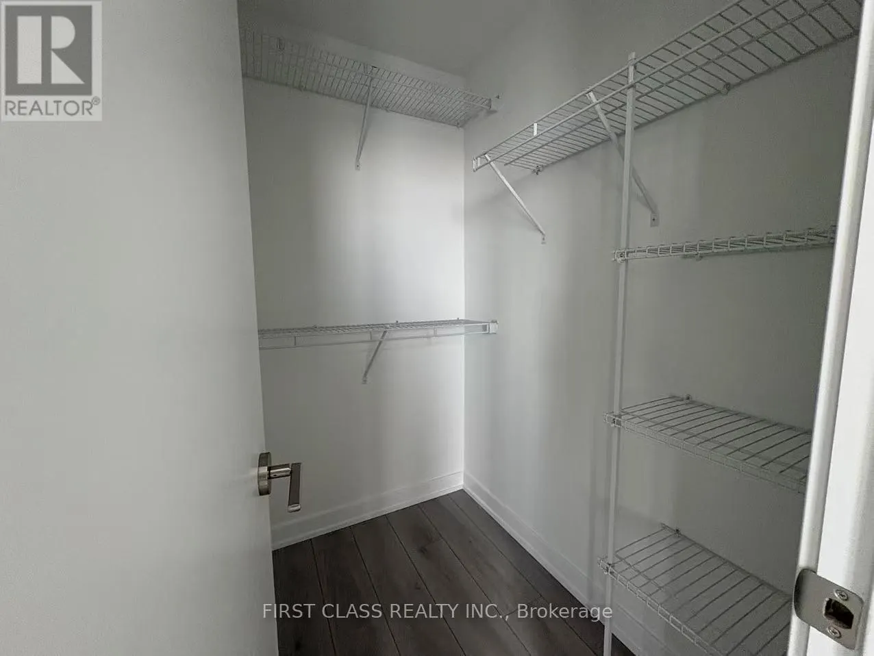 606 - 1 FAIRVIEW ROAD E
