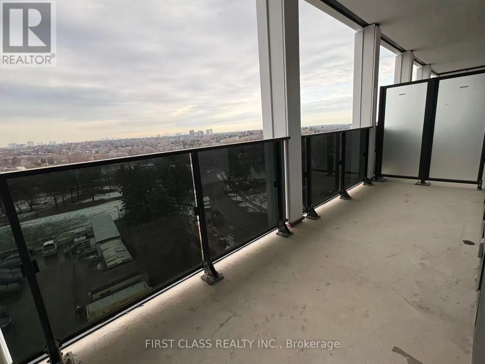 606 - 1 FAIRVIEW ROAD E