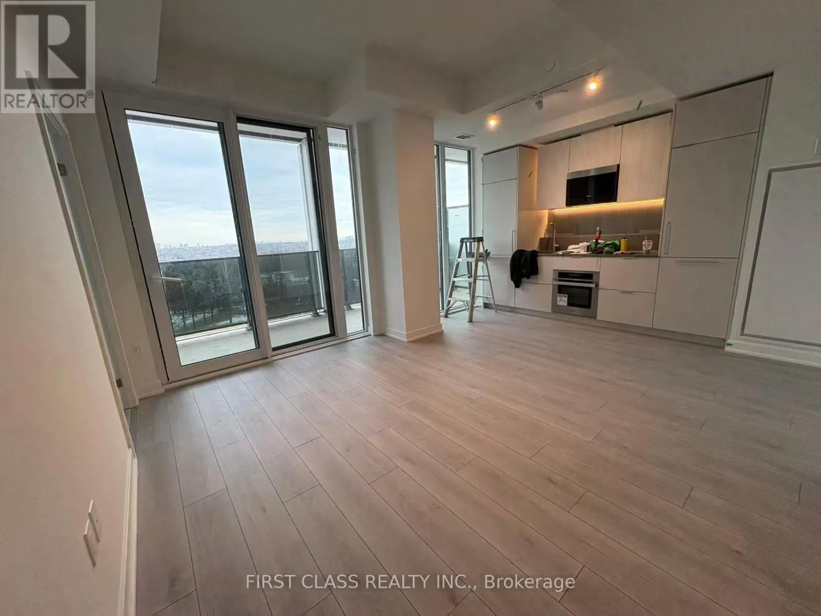 606 - 1 FAIRVIEW ROAD E
