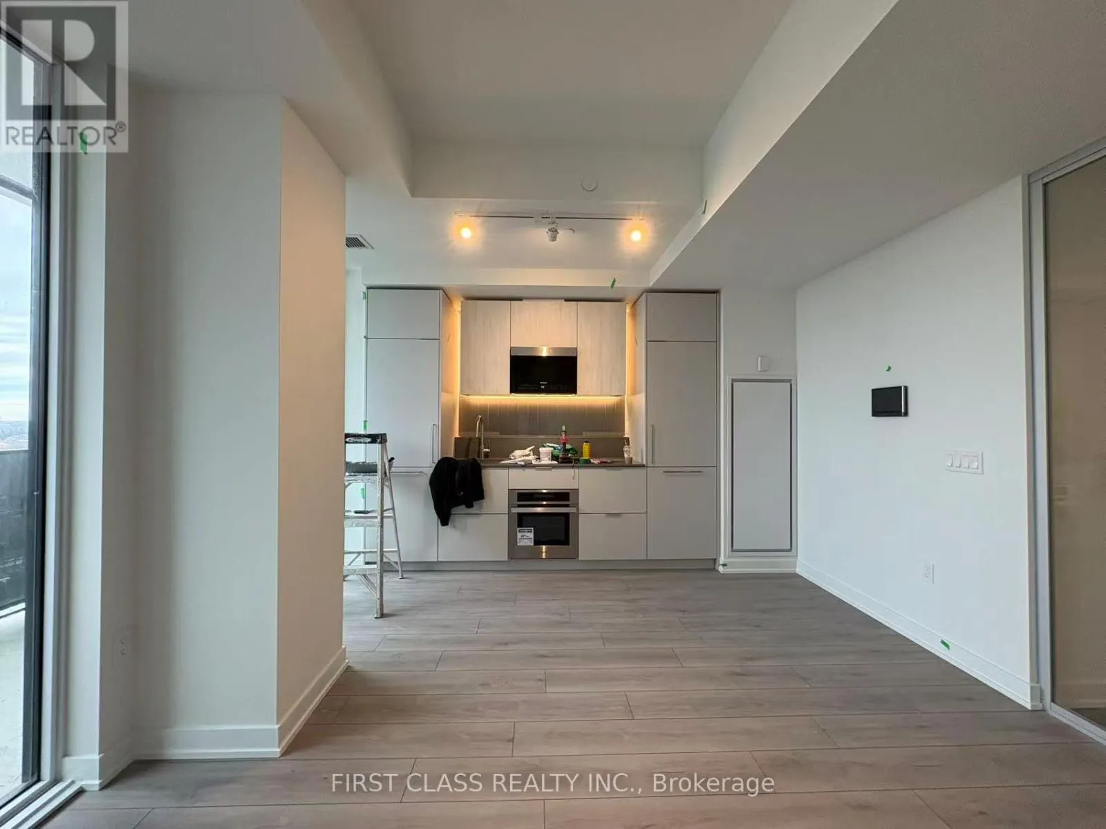 606 - 1 FAIRVIEW ROAD E
