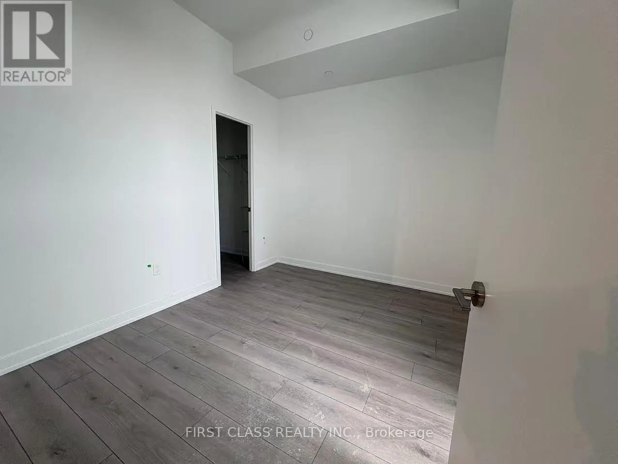 606 - 1 FAIRVIEW ROAD E