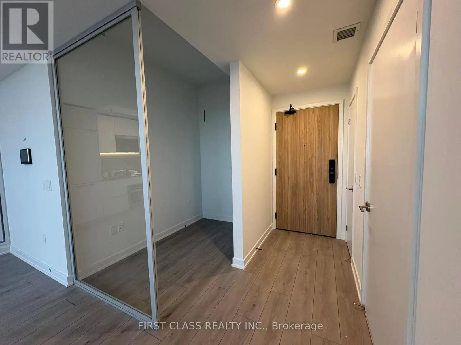 606 - 1 FAIRVIEW ROAD E