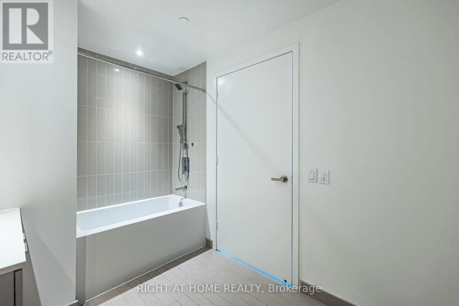 1112 - 3883 QUARTZ ROAD