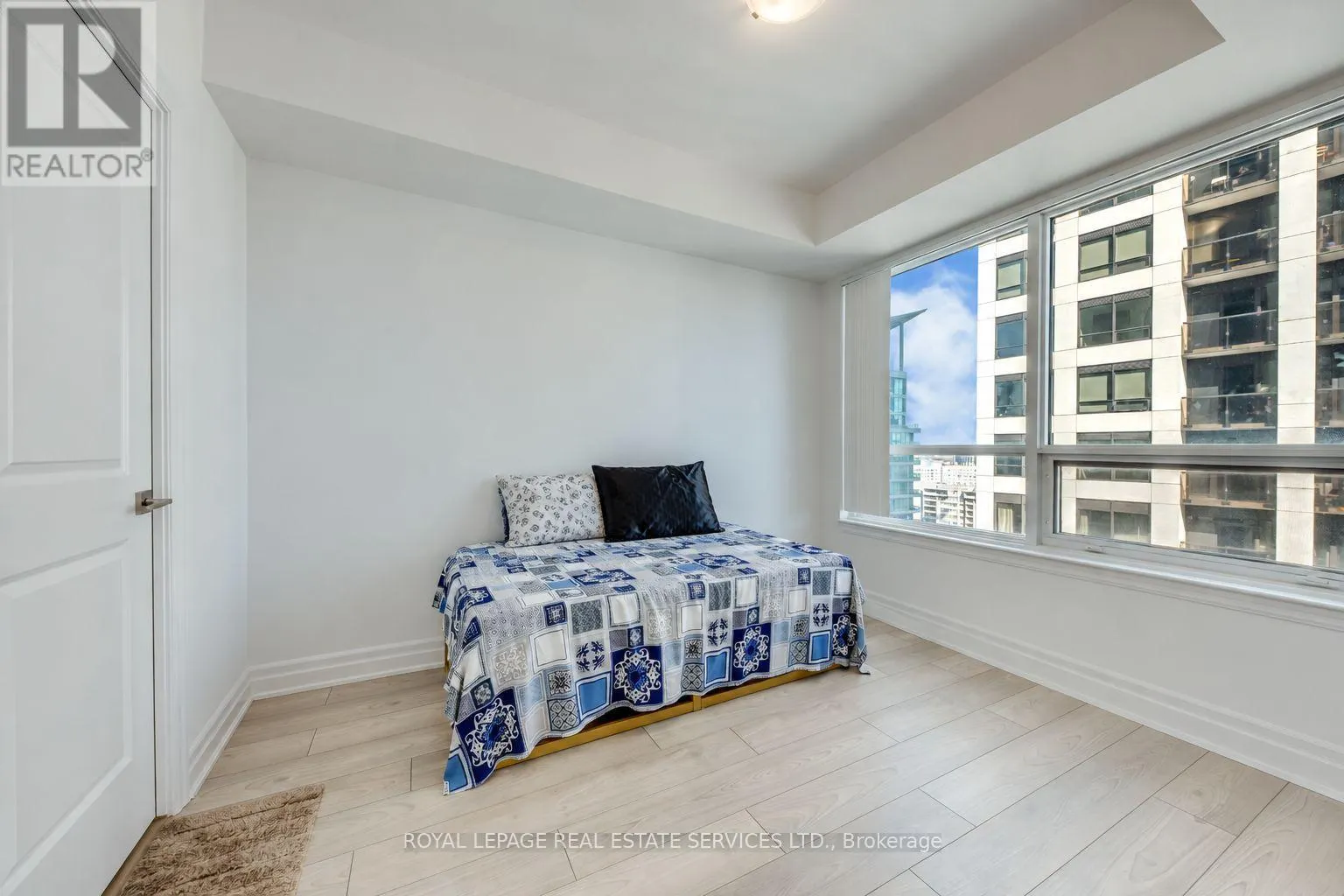 2303 - 36 ELM DRIVE W