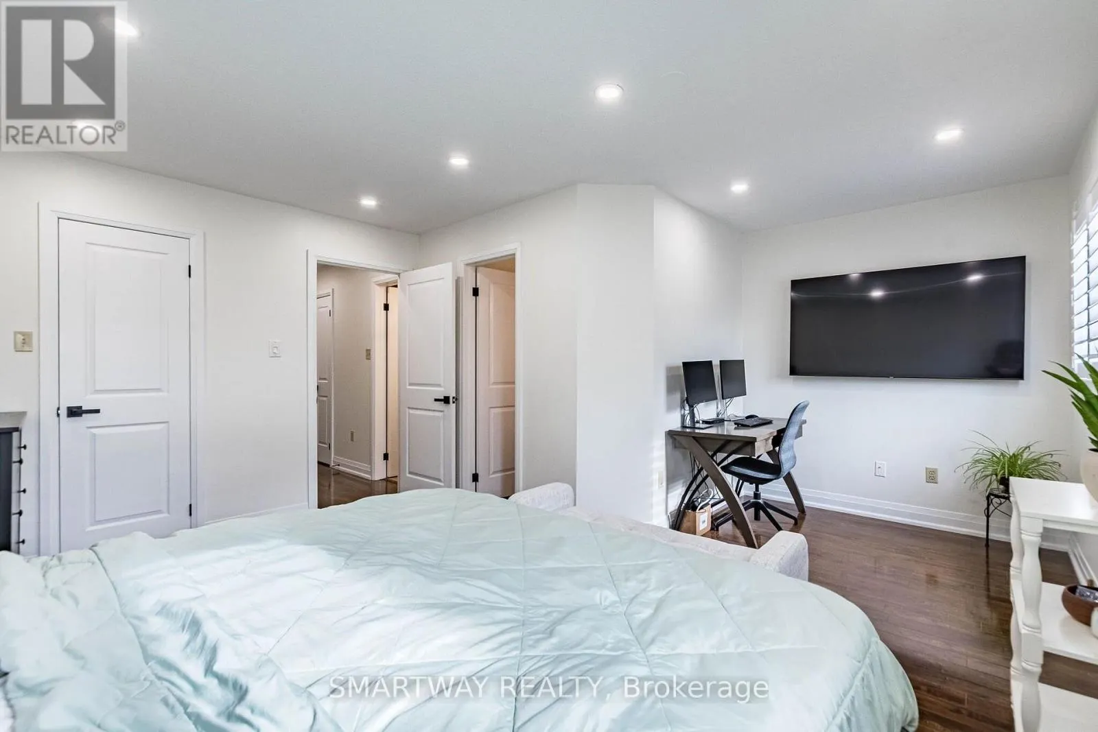 94 GOLDENLIGHT CIRCLE