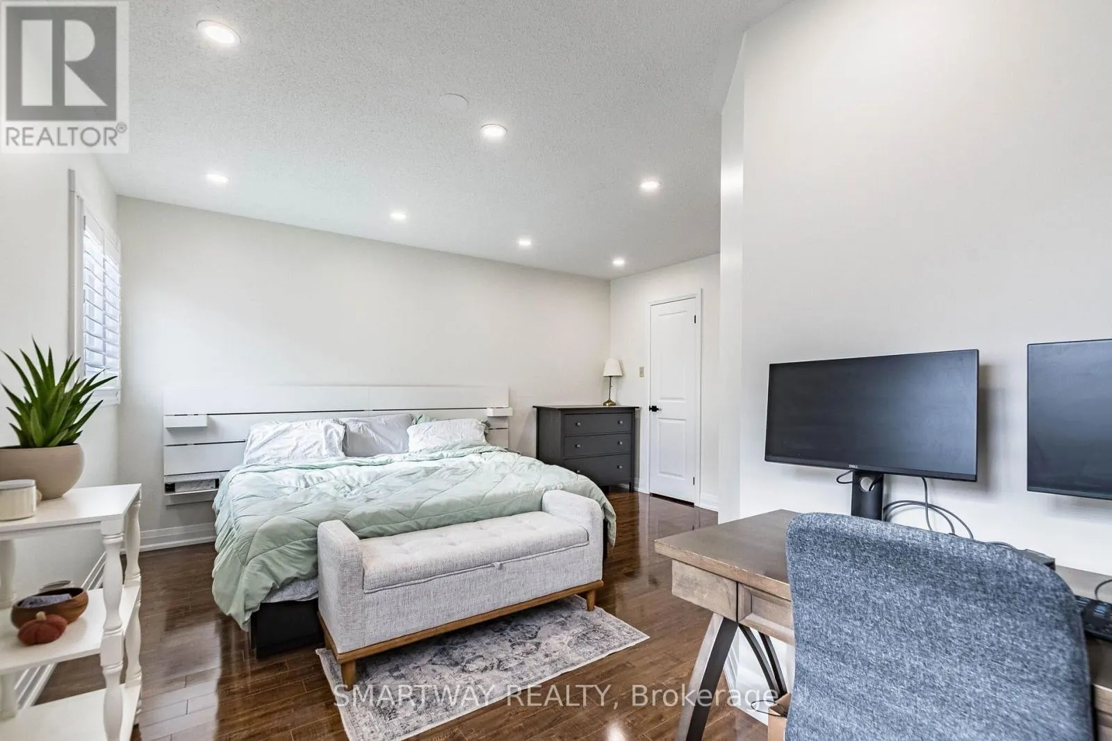 94 GOLDENLIGHT CIRCLE