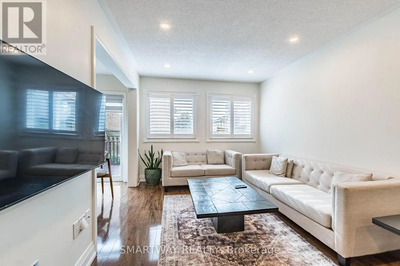 94 GOLDENLIGHT CIRCLE