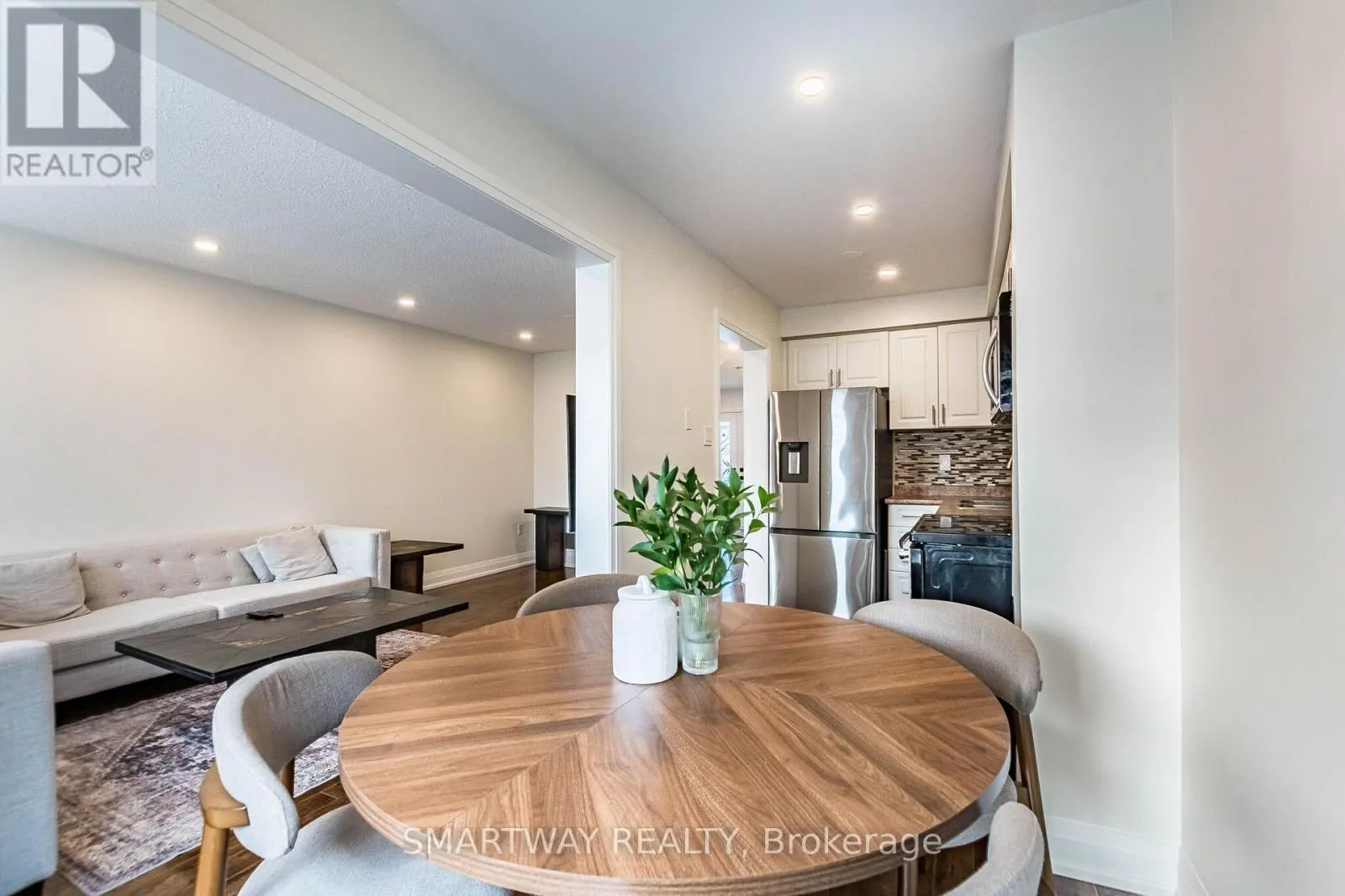 94 GOLDENLIGHT CIRCLE