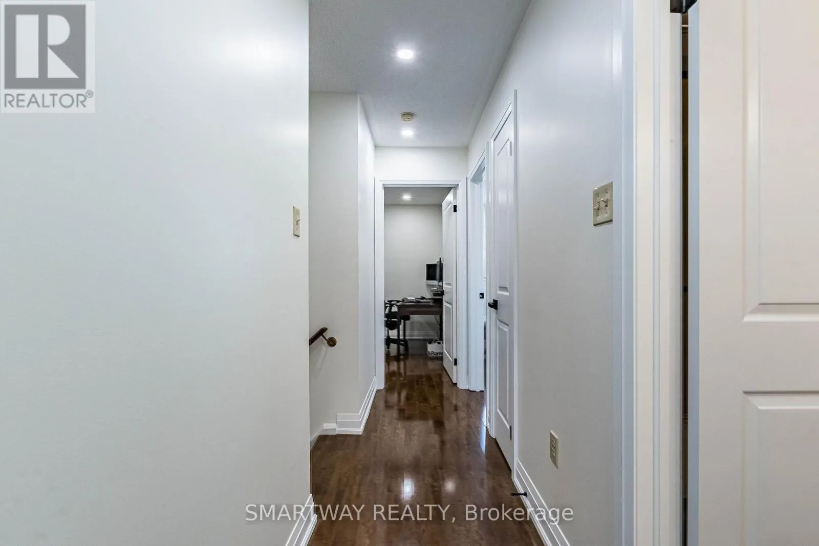 94 GOLDENLIGHT CIRCLE