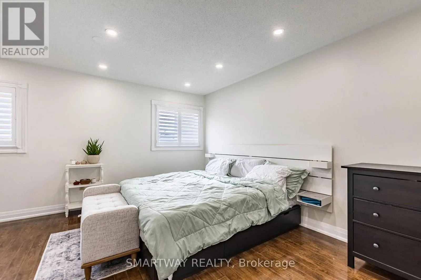 94 GOLDENLIGHT CIRCLE