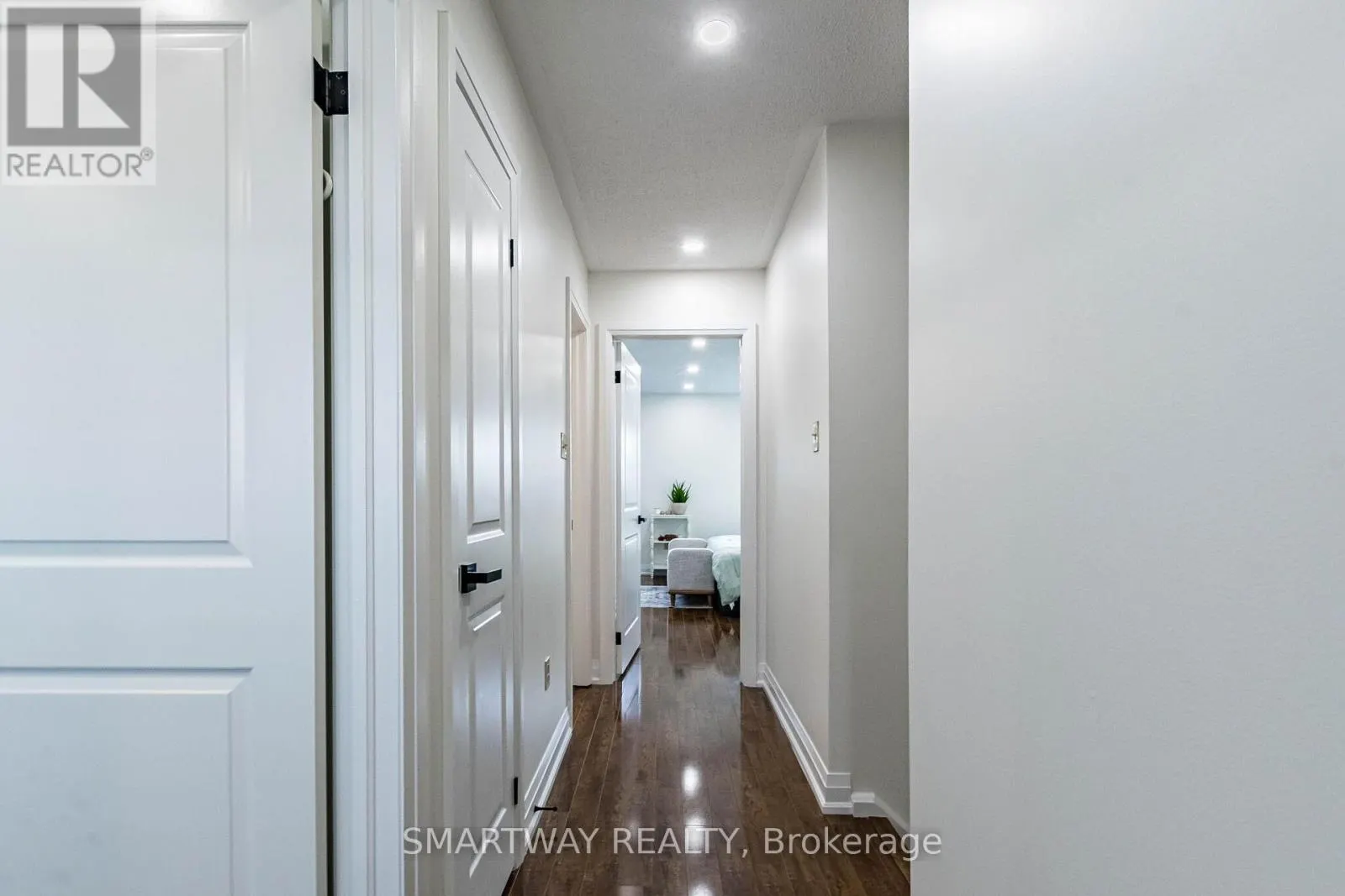 94 GOLDENLIGHT CIRCLE