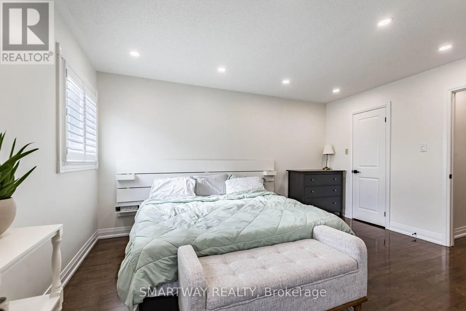94 GOLDENLIGHT CIRCLE