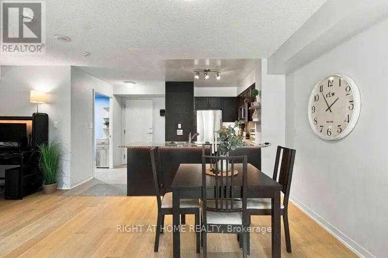 302 - 816 LANSDOWNE AVENUE