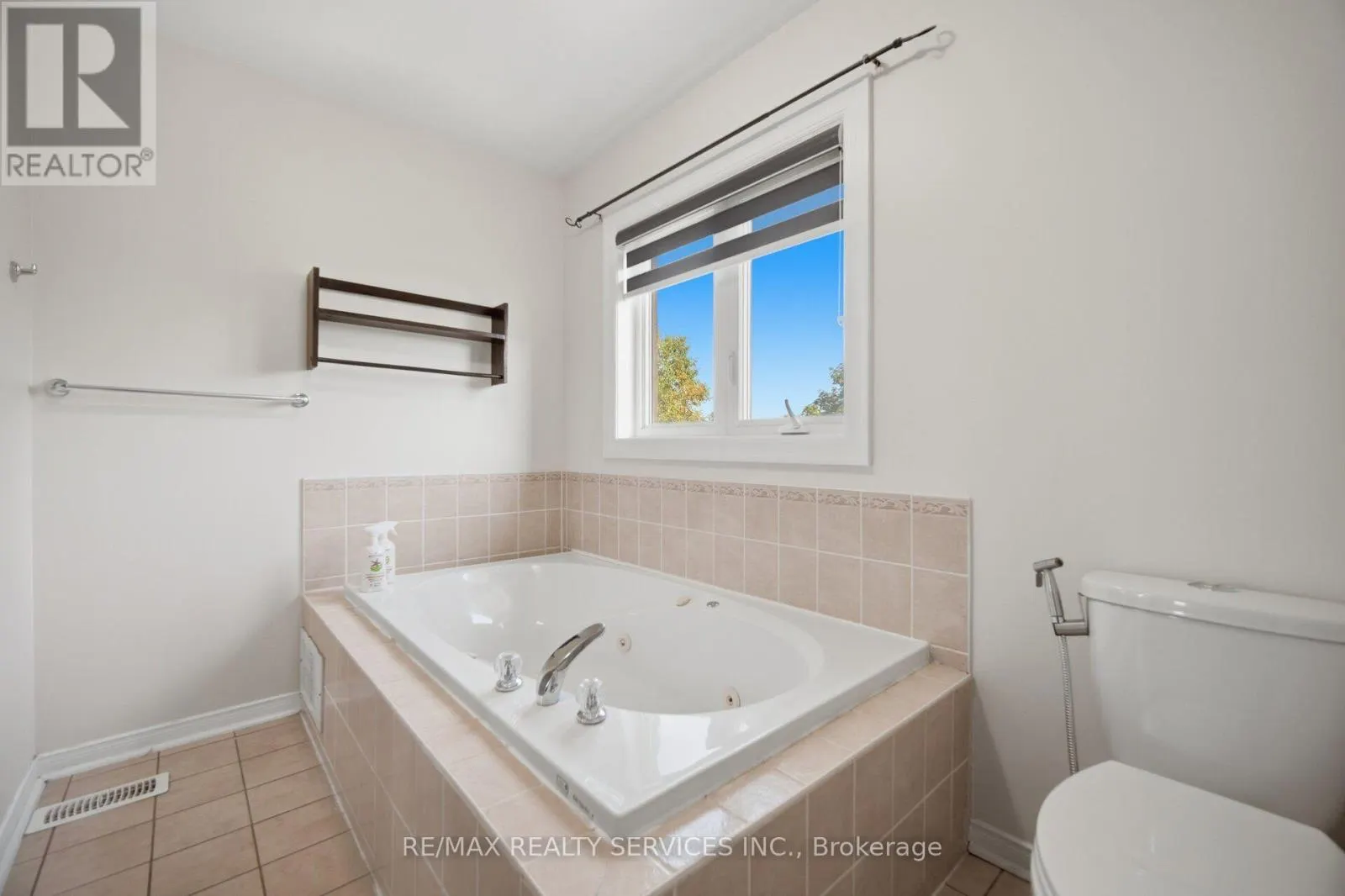 4 SUNNYBROOK CRESCENT