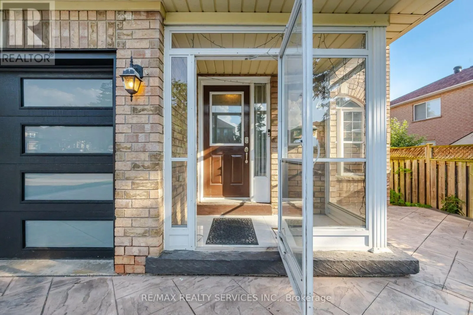 4 SUNNYBROOK CRESCENT