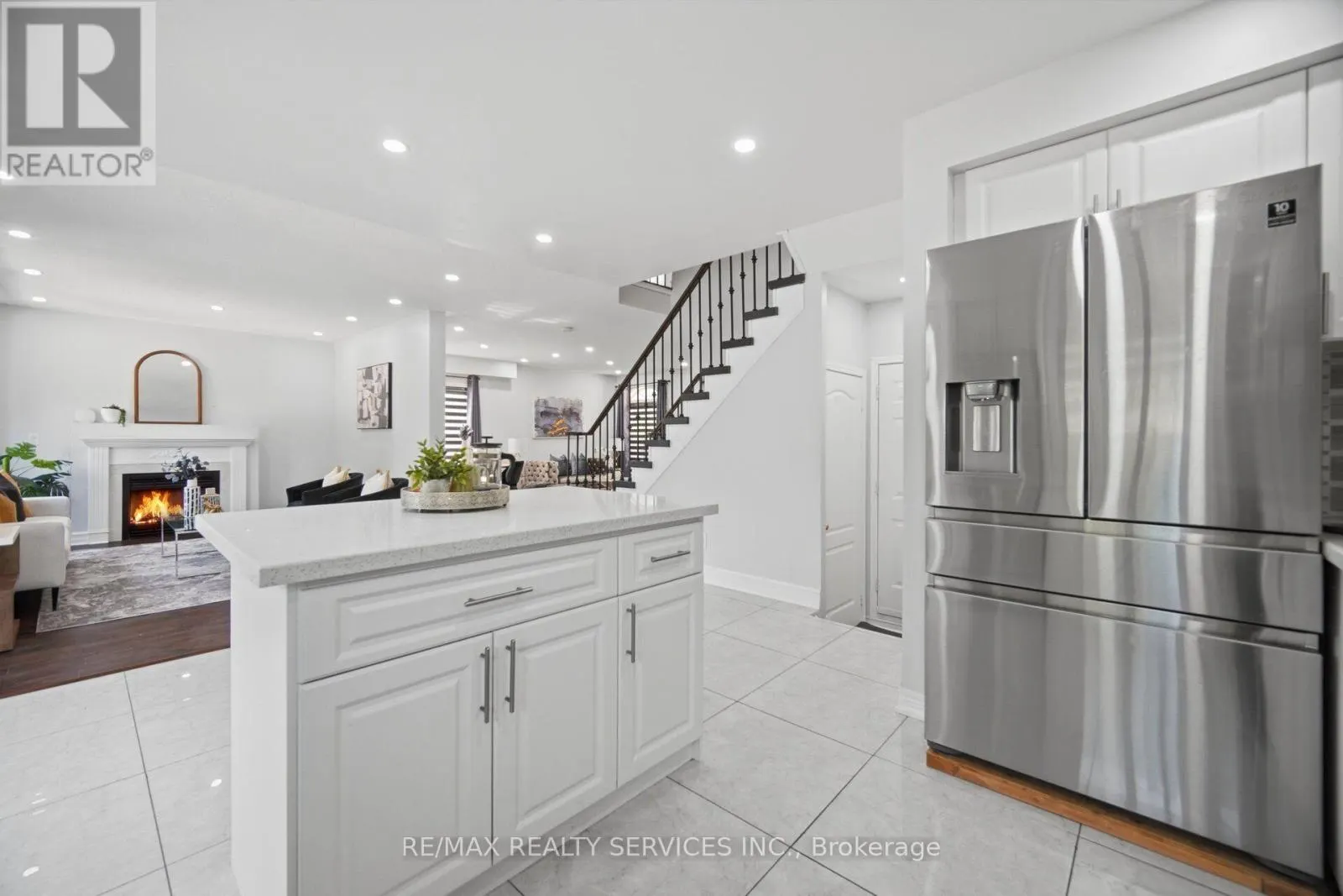 4 SUNNYBROOK CRESCENT