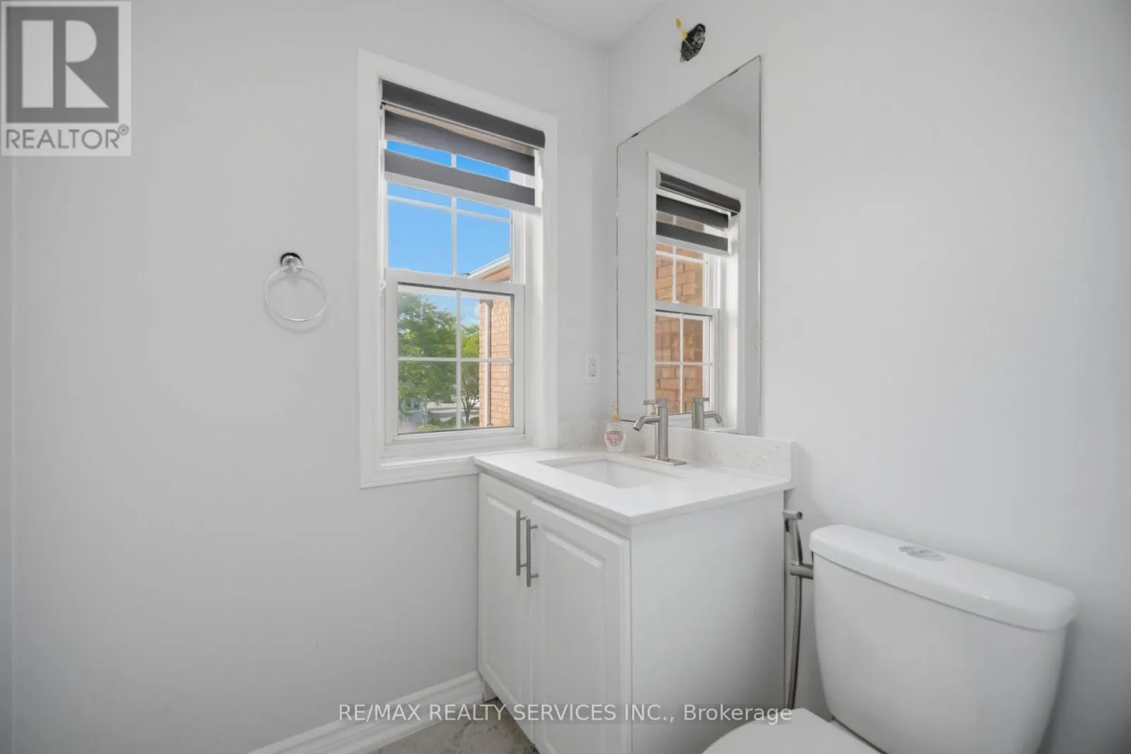 4 SUNNYBROOK CRESCENT