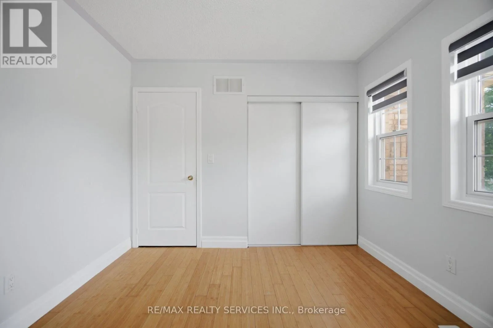 4 SUNNYBROOK CRESCENT