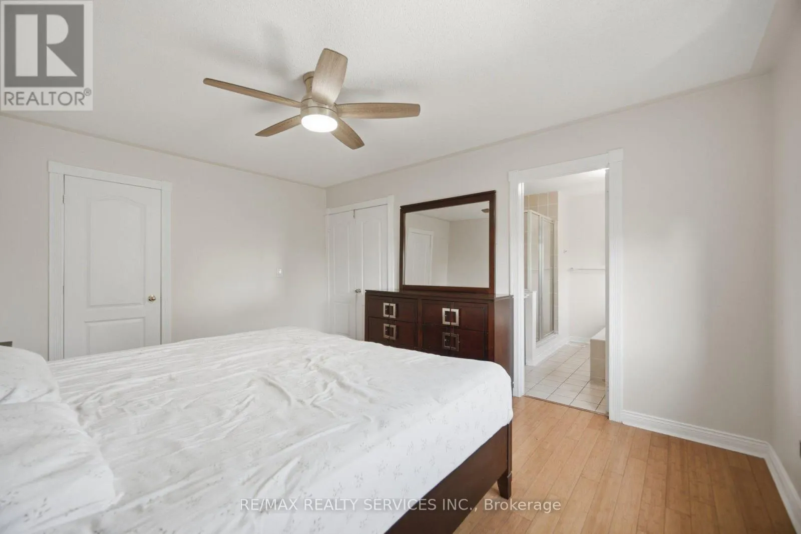 4 SUNNYBROOK CRESCENT