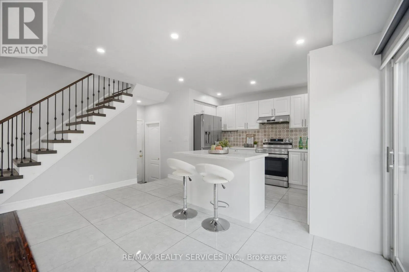 4 SUNNYBROOK CRESCENT