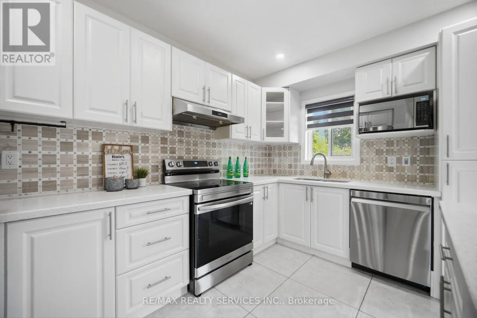 4 SUNNYBROOK CRESCENT