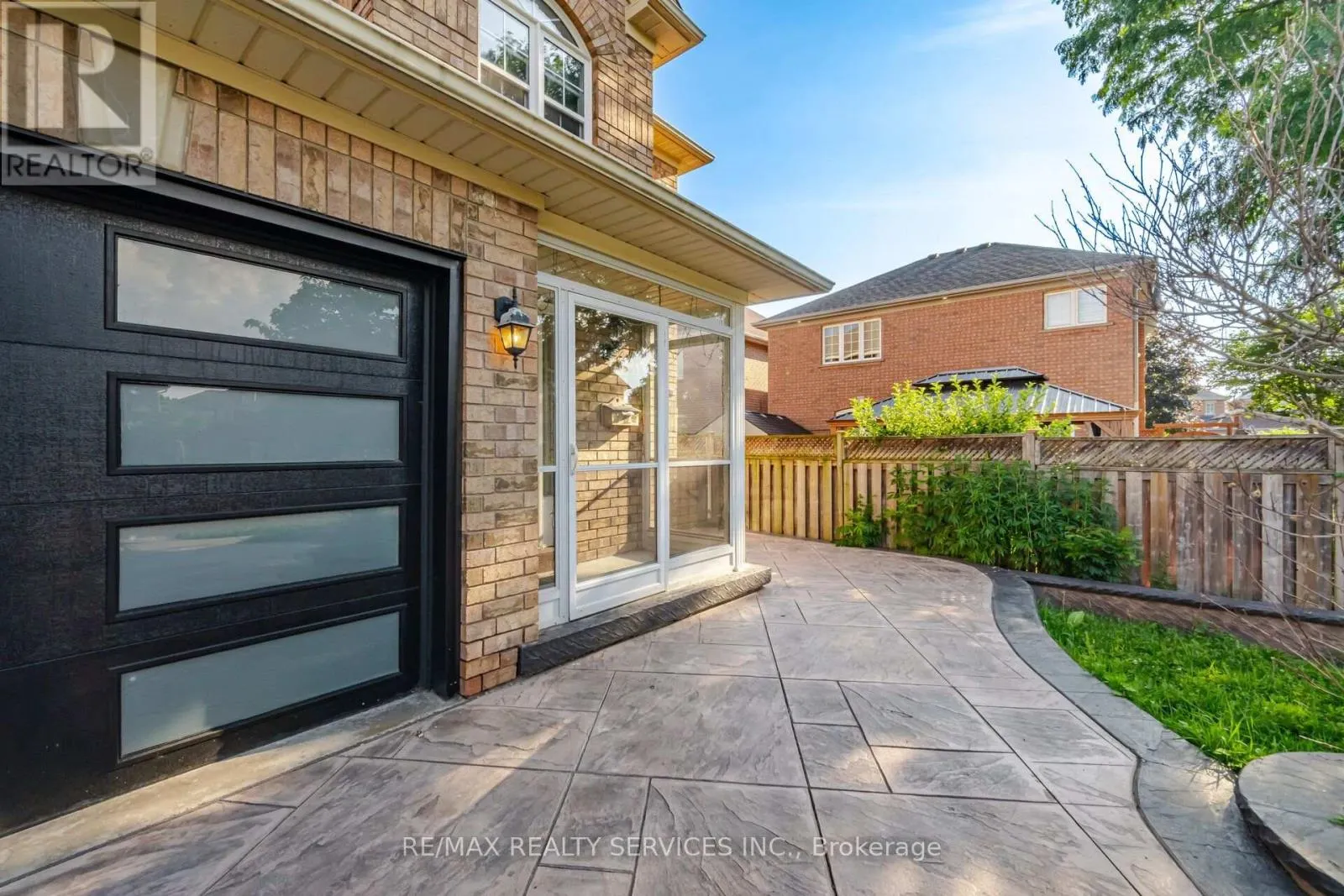 4 SUNNYBROOK CRESCENT