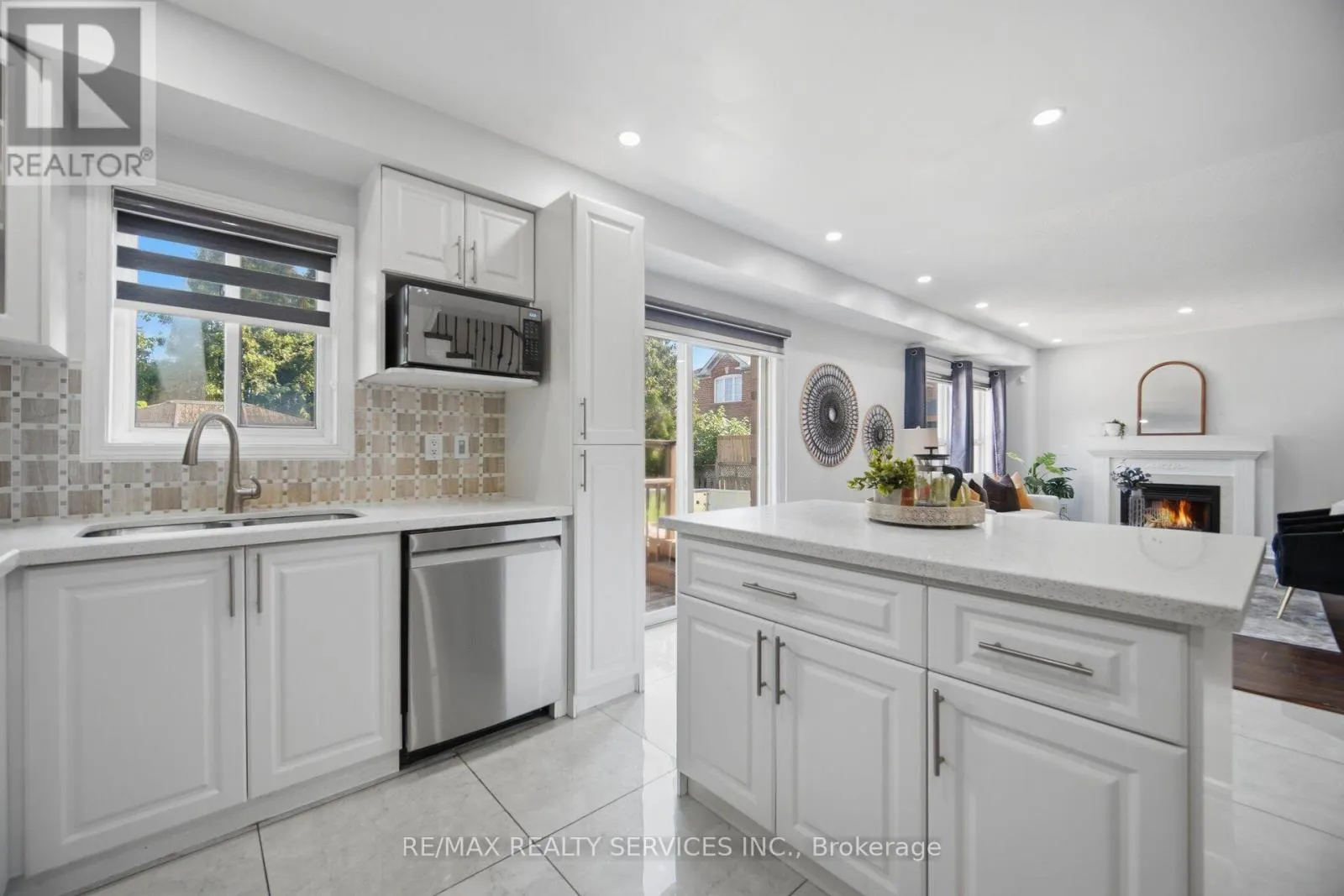 4 SUNNYBROOK CRESCENT